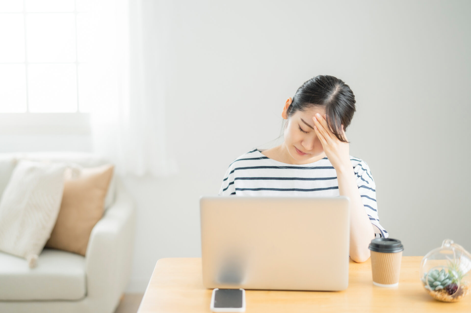 在宅ワーク中に疲れてしまう女性